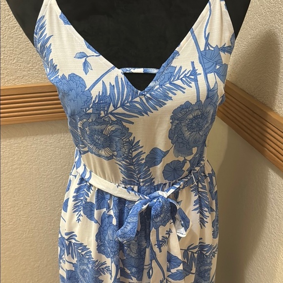 My Michelle Floral Blue and White Criss Cross Strap Wide Leg Jumpsuit Size 5! - Picture 6 of 16